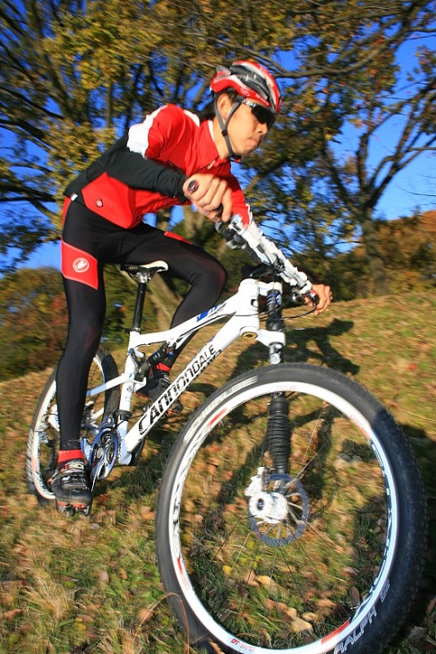 実は下り性能の高さが楽しいバイクだ（鈴木祐一）