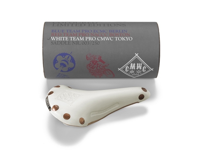 ブルックス WHITE TEAM PRO CMWC2009TOKYO　円筒形特別パッケージ入りだ