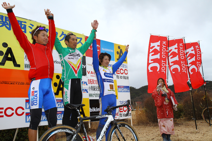 C1 表彰台、2位竹之内悠、優勝小坂正則(スワコレーシングチーム)、3位丸山厚(MASSA-FOCUS-OUTDOOR PRODUCTS)