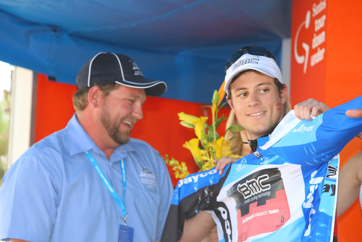 スプリント賞と新人賞ジャージの２つに袖を通したマルティン・コーラー（スイス、BMCレーシングチーム）