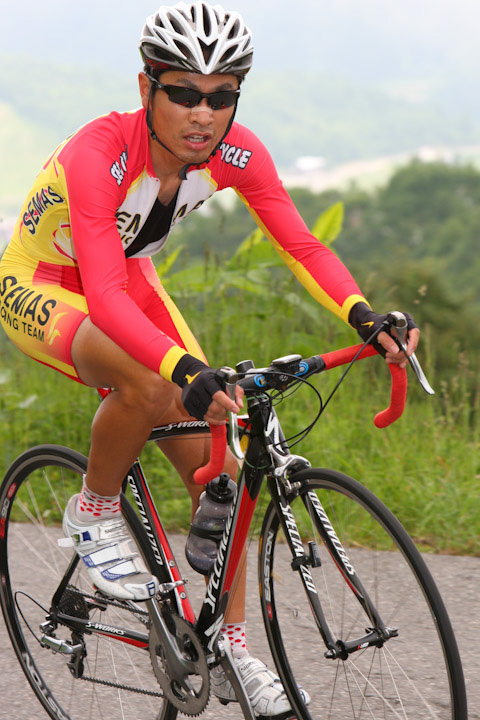 09年6月、Jサイクルツアー栂池を走る鵜沢裕也(セオレーシング)。総合3位となった
