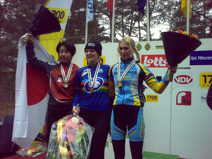 シクロクロス世界選手権2010マスターズ女子で2位になった荻島美香(左)