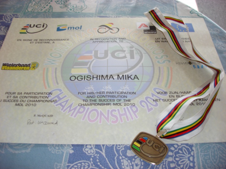 シクロクロス世界選手権2010マスターズ女子2位のメダルと賞状