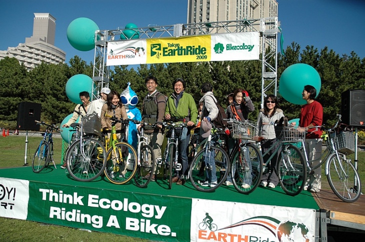 東京アースライドの様子。参加者は自宅から自転車にのって各自お台場を目指した