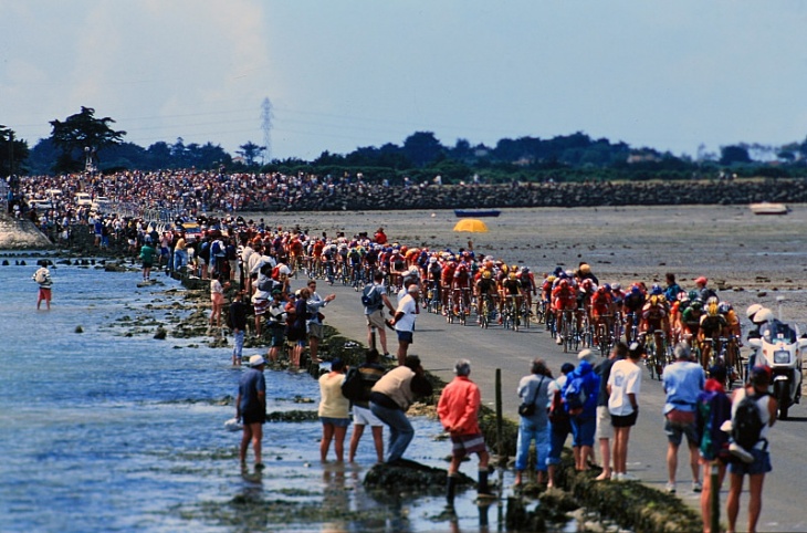 パサージュ・デュ・ゴワを通過する1999年ツール・ド・フランスの集団