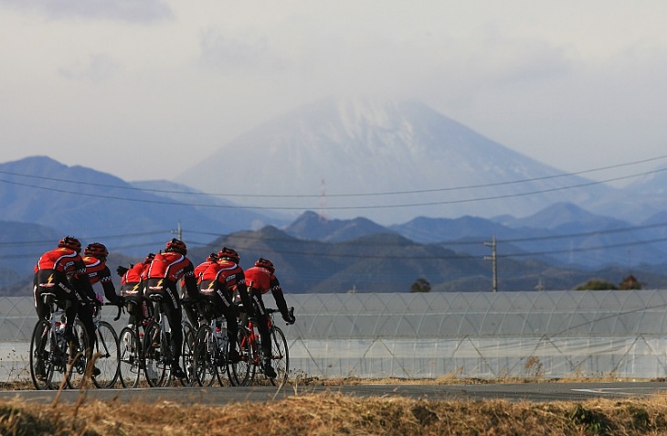 走る平野の向こうには日光・男体山が見える