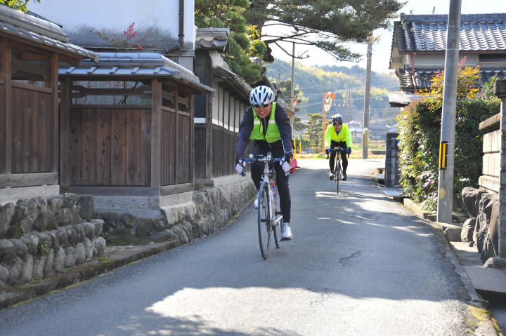 吉野の細い集落の道を走る