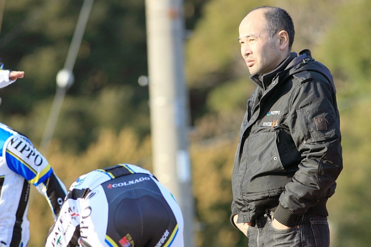TEAM NIPPOを率いる大門監督。2009年、廣瀬は自身の自転車人生のきっかけを作った恩師の元へと戻った