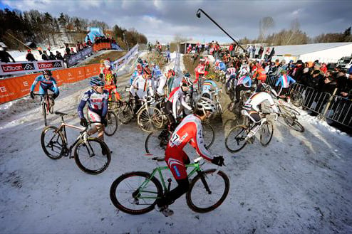 雪と氷に覆われた滑りやすいコースで苦戦する選手たち、手前は竹之内悠（チームユーラシア・ムセウバイクス）