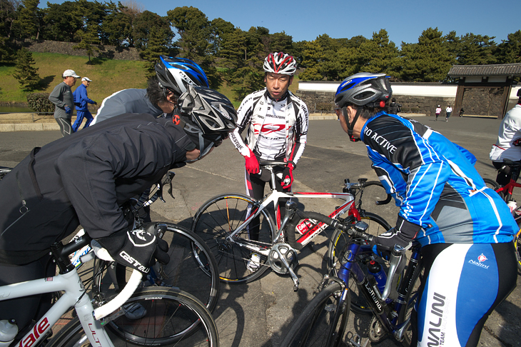 桜田門で。「サドルの高さはね…」みんな真剣です