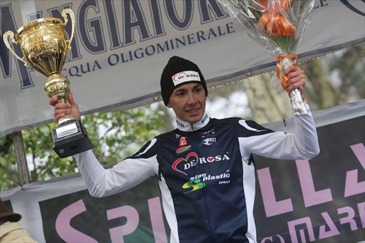 第1ステージで勝利し、総合トップに立ったマッテーオ・モンタグティ（イタリア、デローザ・スタックプラスチック）