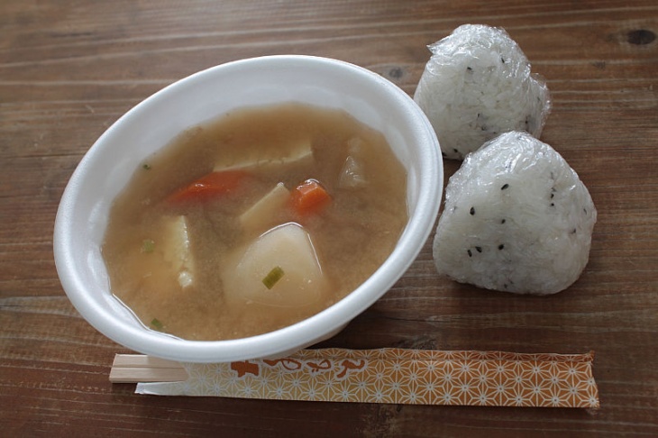 田芋の入った汁とおにぎり