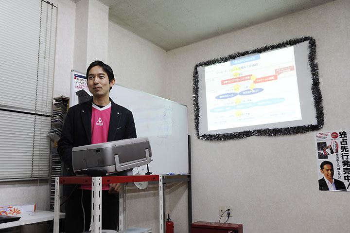 スライドを使って強化プログラムを説明する浅田顕監督