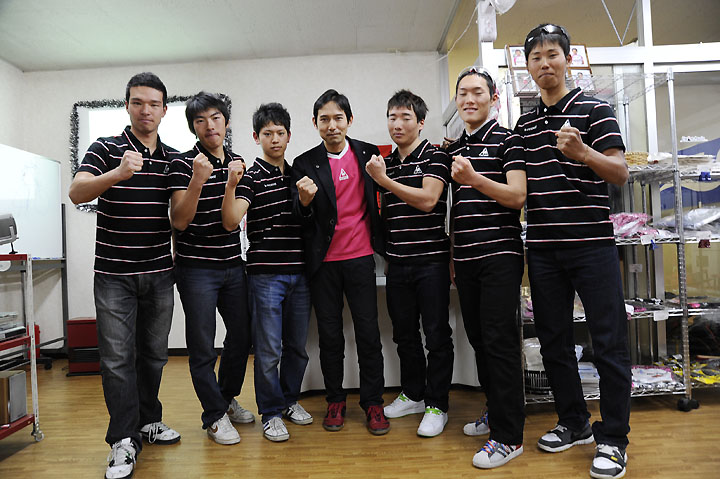 写真左から福田高志、石原裕也、海藤稜馬、浅田顕監督、涌本正樹、木下智裕、小森亮平