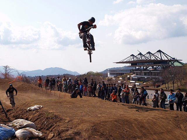 プロMTBライダーの華麗なライディングが披露される(写真は09年)