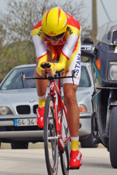 スペインチャンピオンジャージを着て走るアルベルト・コンタドール（スペイン、アスタナ）