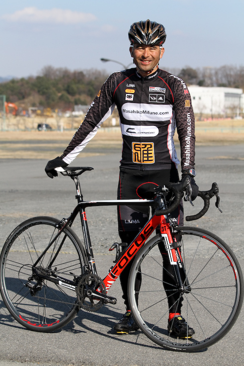 精力的にライディングスクールを行なう三船雅彦氏とFOCUS IZALCO EXTREME