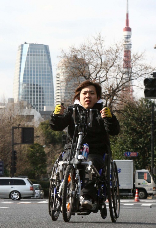 ハンドサイクルで走る永野明さん