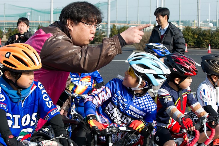 クリテリウムのスタート前。お父さんたちも真剣勝負。