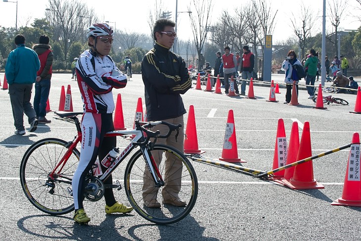 会場にはチーム・ブリヂストンアンカーの藤野監督も。「うちの選手を負かしたらチームに入れる！」