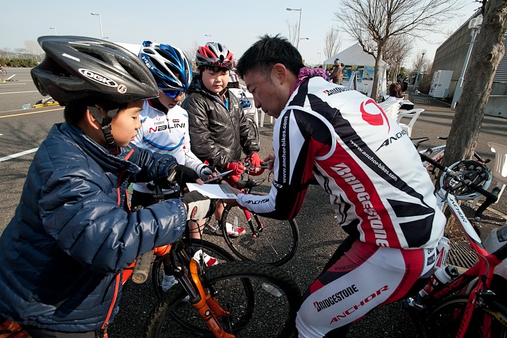 飯島選手、サインください！