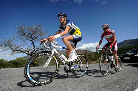 山岳ステージで逃げたブリース・フェイユ（フランス、ヴァカンソレイユ）とホセアンヘル・ゴメスマルチャンテ（スペイン、アンダルシア・カハスール）