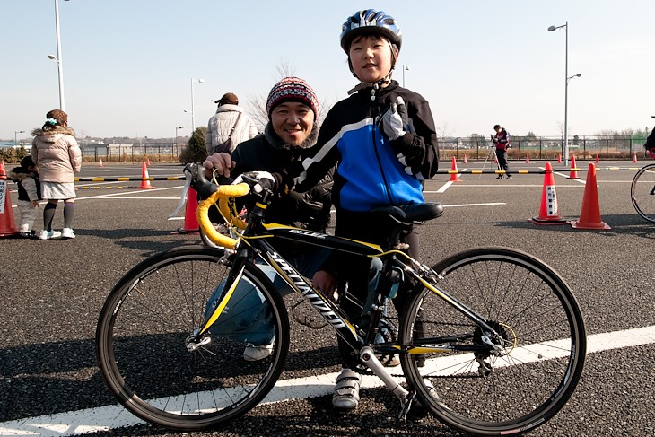 ドロップハンドルを使いこなしている木野内　怜くん（9）