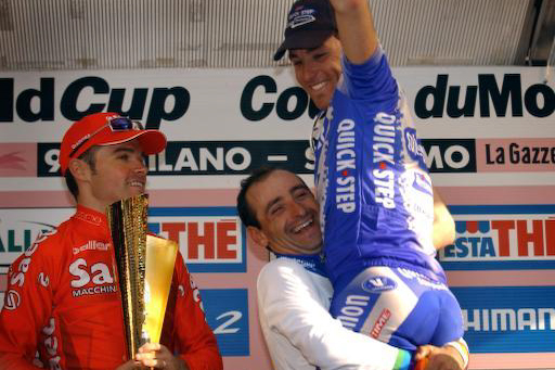 2003年ミラノ〜サンレモ　表彰台でベッティーニに抱き上げられるルーカ・パオリーニ（イタリア、当時クイックステップ）