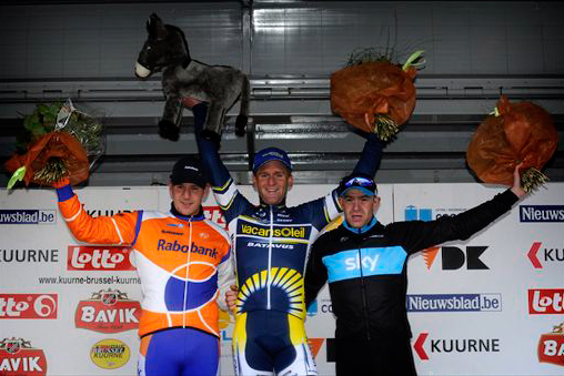 逃げ切った3名が表彰台に　優勝はボビー・トラクセル（オランダ、ヴァカンソレイユ）
