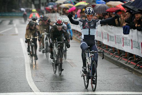 雨のスプリント勝負を制したロベルト・フェラーリ(イタリア、デローザ・スタックプラスチック)