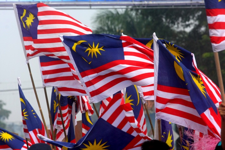 沿道にはためくマレーシアの国旗