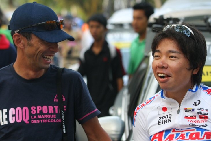 昨日優勝した西谷泰治(愛三工業)を讃える福島晋一(クムサン・ジンセン・アジア)