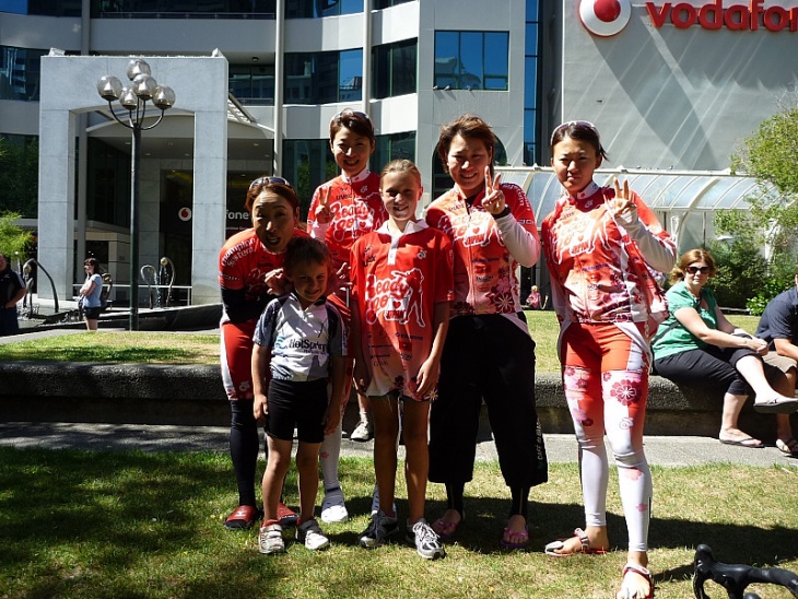 レーススタッフのお子さんと記念撮影に収まるReady Go JAPANチーム。このRGJチームジャージがニュージーでも大好評!