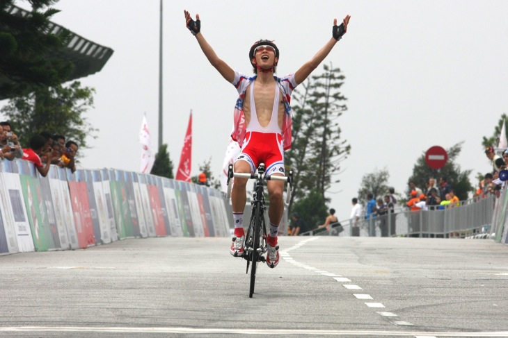 2位に入ったゴン・ヒュソク（韓国、ソウルサイクリング）が喜びを表してゴール