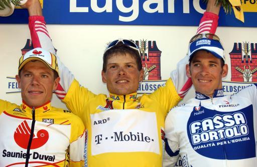 2004年ツール・ド・スイスで総合3位に入ったダリオダヴィデ・チオーニ（イタリア、右）