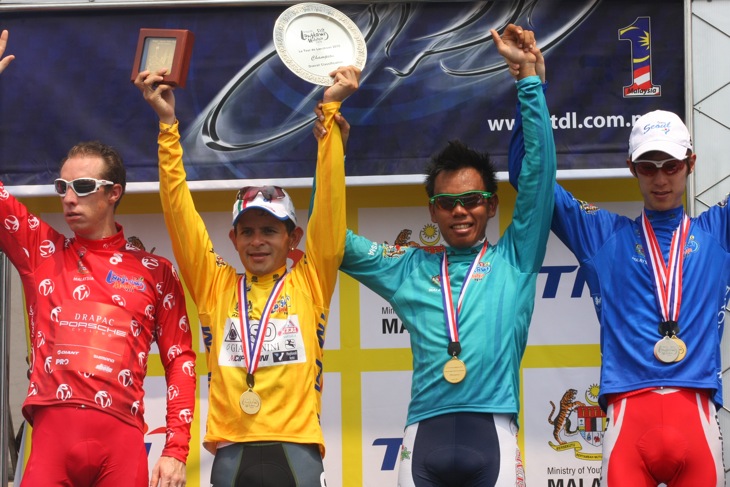 各賞ジャージ受賞者、山岳賞マクドナルド(ドラパック)、総合優勝ルハノ(ISD)、ポイント賞マナン(クムサン・ジンセン・アジア)、アジアンライダー賞ゴン(ソウルサイクリング)