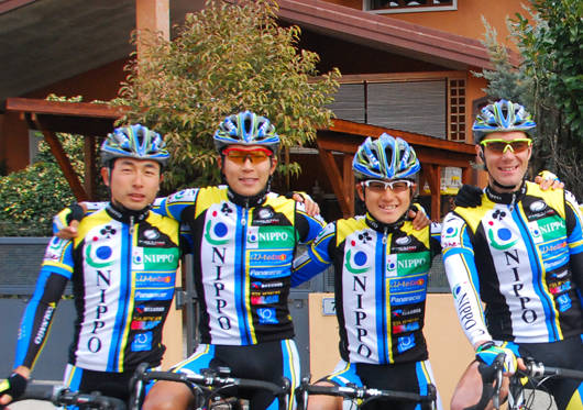 イタリアをベースに走り出したTEAM NIPPO。左から井上、佐野淳也、中島康晴、マリウス・ウィズィアック