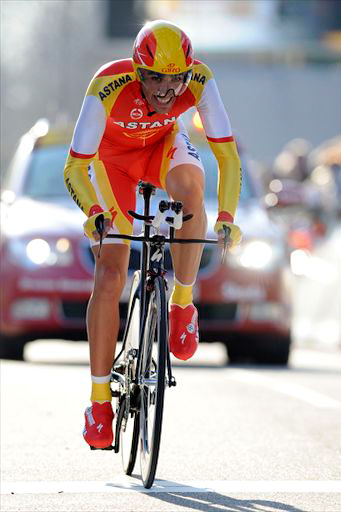 赤と黄色のスペインチャンピオンジャージを着て走るアルベルト・コンタドール（スペイン、アスタナ）は6秒遅れの4位
