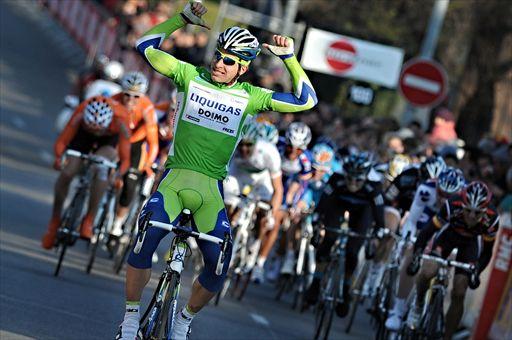 ラスト2kmを逃げ切りゴールに飛び込んだペーター・サガン(スロバキア、リクイガス)