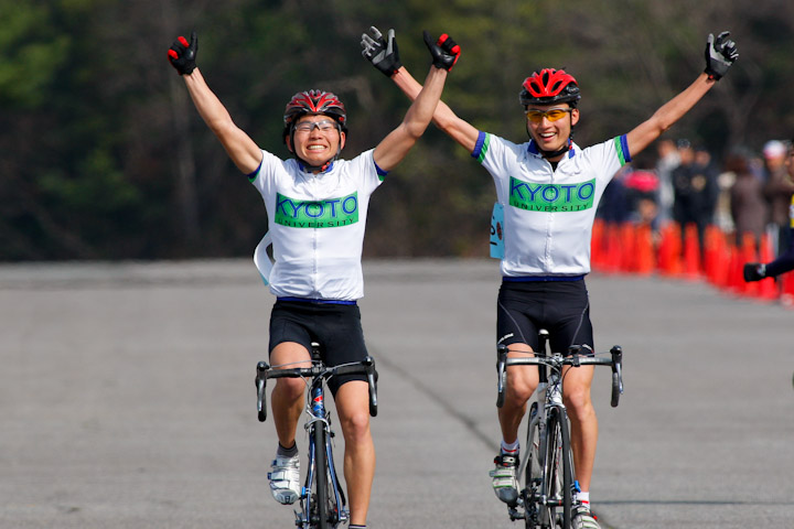 A-U 吉浦満と長森浩平(ともに京都大学自転車競技部)がワン・ツー