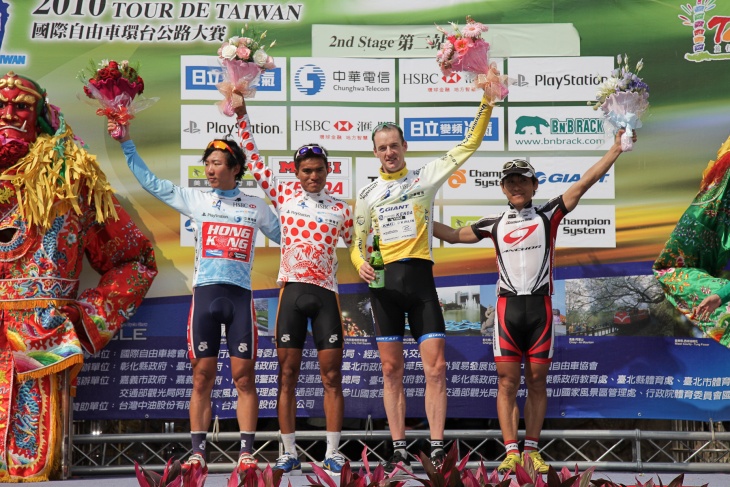 表彰台の清水都貴(チームブリヂストン・アンカー/右端)と各賞選手。個人総合リーダーはデヴィッド・マッキャン(アイルランド、ジャイアントアジア/右から2人目)