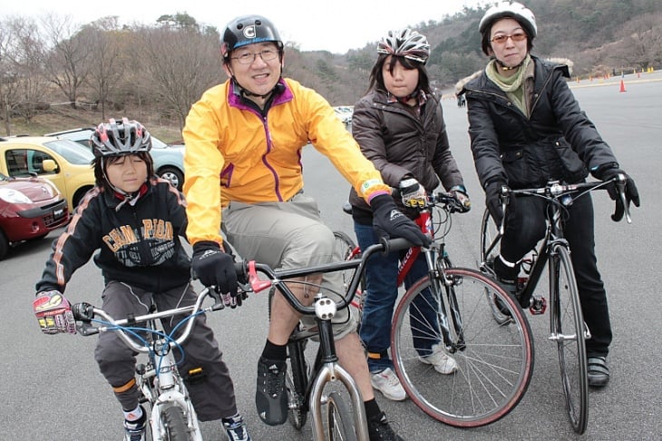 「自転車好きのルノー好きのパパのためのイベントです」と笑う水上さん一家