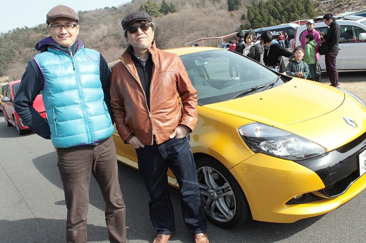 モータージャーナリストの吉田匠さん（右）のクルマに乗せていただきました