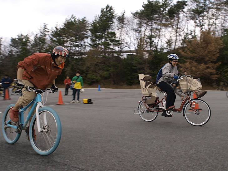 ヒルクライム・スプリントレース オカッピー（左）とお子様乗せ自転車が競り合う！