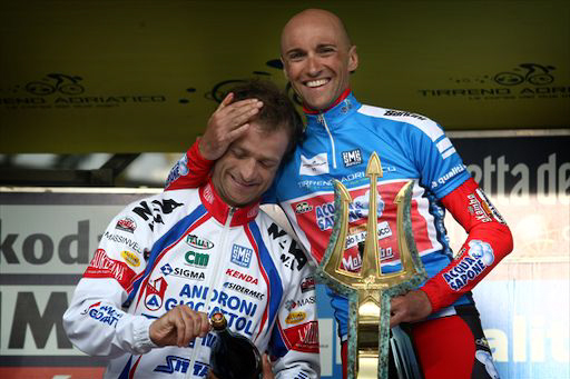 総合争いに敗れたミケーレ・スカルポーニ（イタリア、アンドローニ・ジョカトーリ）と初総合優勝に輝いたステファノ・ガルゼッリ（イタリア、アックア・エ・サポーネ）
