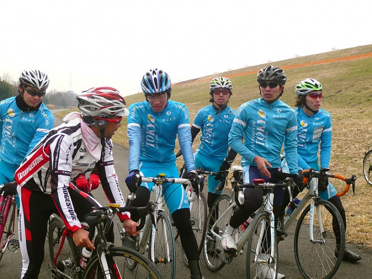 東京大学自転車部と飯島誠選手(チームブリヂストン・アンカー)