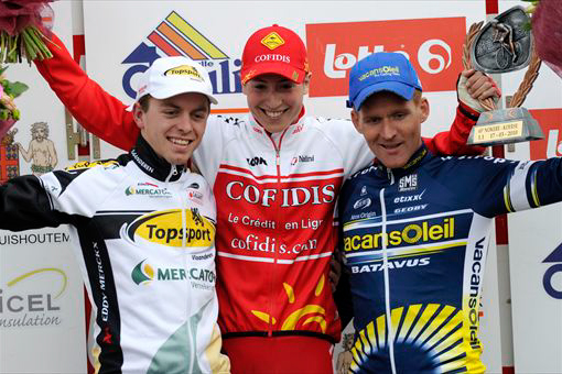 表彰台、左から2位クリス・ブックマンス（ベルギー、トップスポート・フラーンデレン）、優勝イェンス・ケウケレール（ベルギー、コフィディス）、3位ボビー・トラクセル（オランダ、ヴァカンソレイユ）
