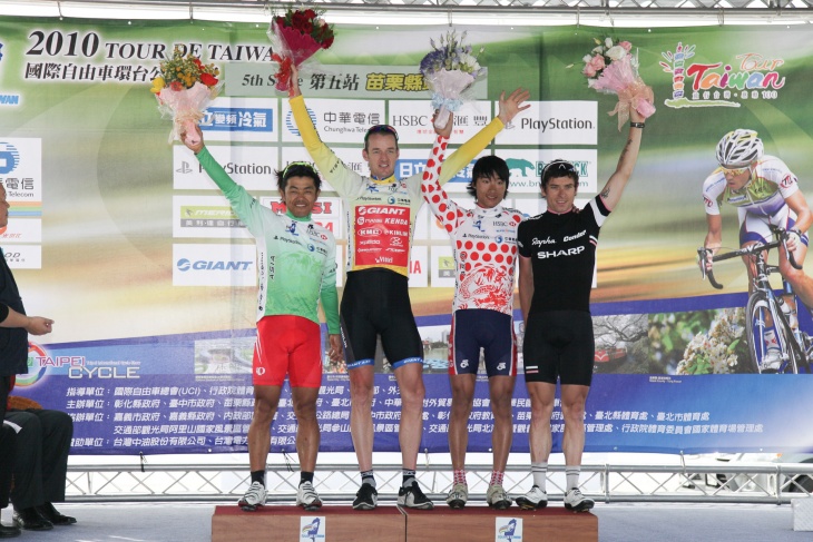 各賞ジャージ着用者が表彰台に上がる 宮澤崇史はポイント賞ジャージ