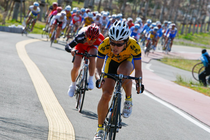 J サイクルツアー第1戦クリテリウムin熊谷2010 TR決勝、アタックした伊藤(鹿屋体大)を追う中村。こうした動きもレース中の仕事だ