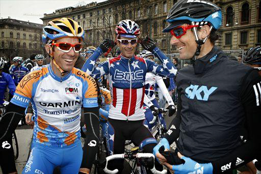 2010年ミラノ〜サンレモ　スタート地点でウィルソンやバリーと談笑するジョージ・ヒンカピー（アメリカ、BMCレーシングチーム）